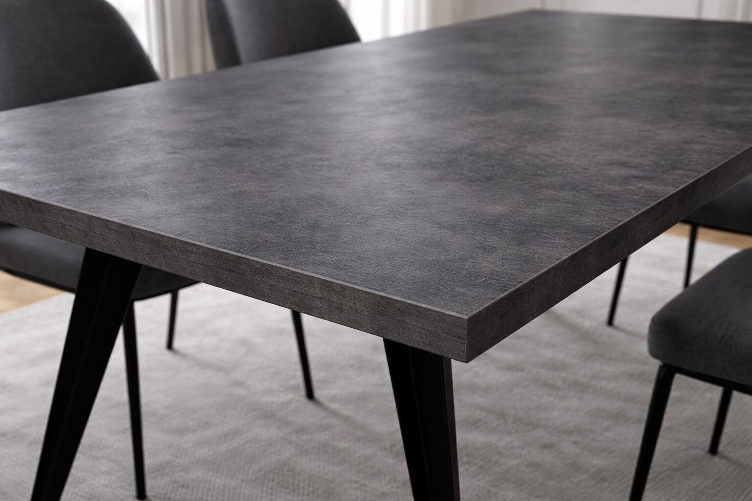 Table béton ciré réalisée entièrement à la main et personnalisable. Caractéristiques : Plateau béton ciré reposant sur 4 pieds acier inclinés Matière pieds : acier noir (réalisé en France)