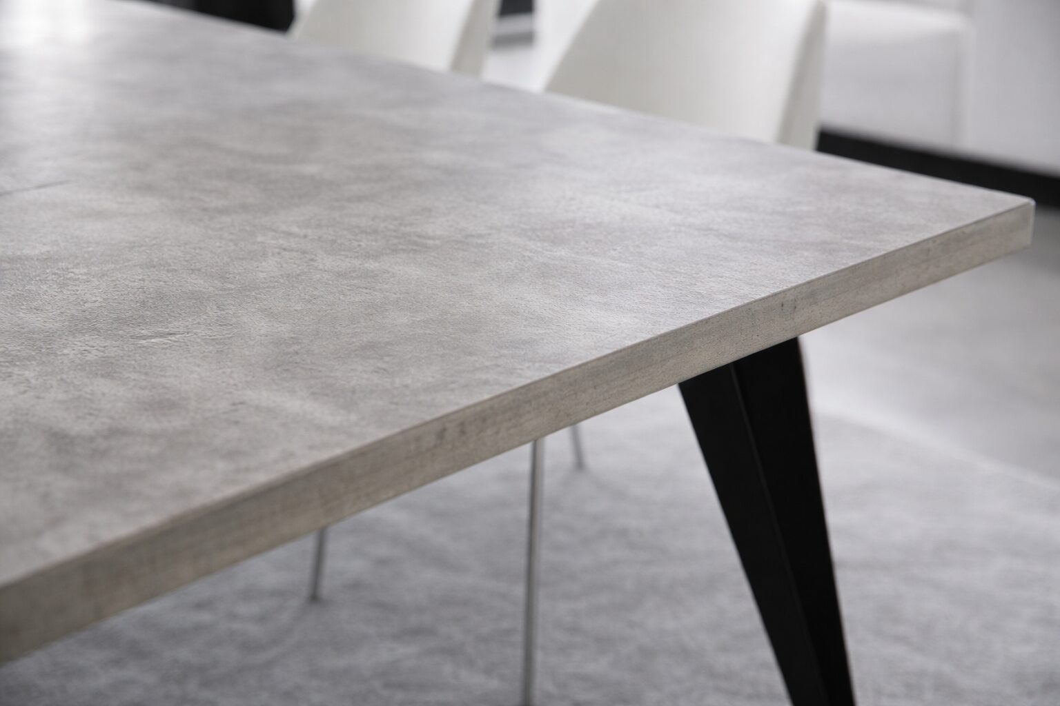 Table béton ciré réalisée entièrement à la main et personnalisable. Caractéristiques : Plateau béton ciré reposant sur 4 pieds acier inclinés Matière pieds : acier noir (réalisé en France)