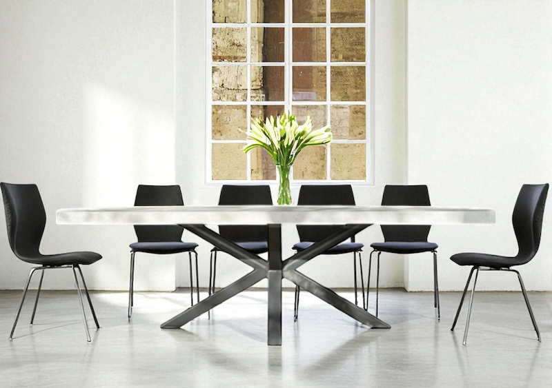 L’atelier Place est spécialisé dans la réalisation de mobilier d’intérieur<br />
sur mesure en béton ciré.<br />
Table béton ciré sur mesure, réalisée à la main et personnalisable.<br />
