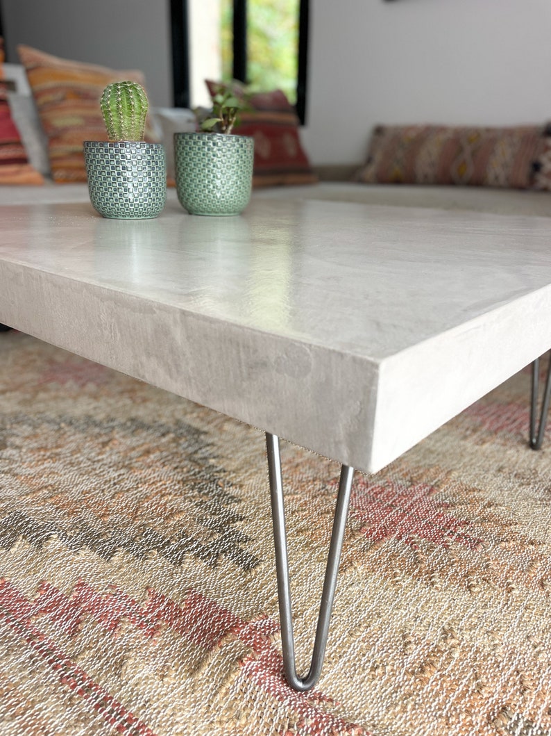Table basse béton ciré pieds épingles – Image 13