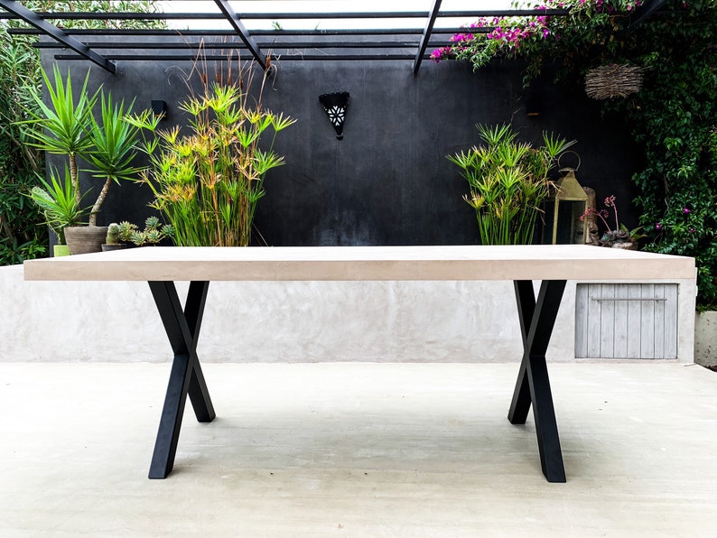 Table béton ciré pieds acier X – Image 5