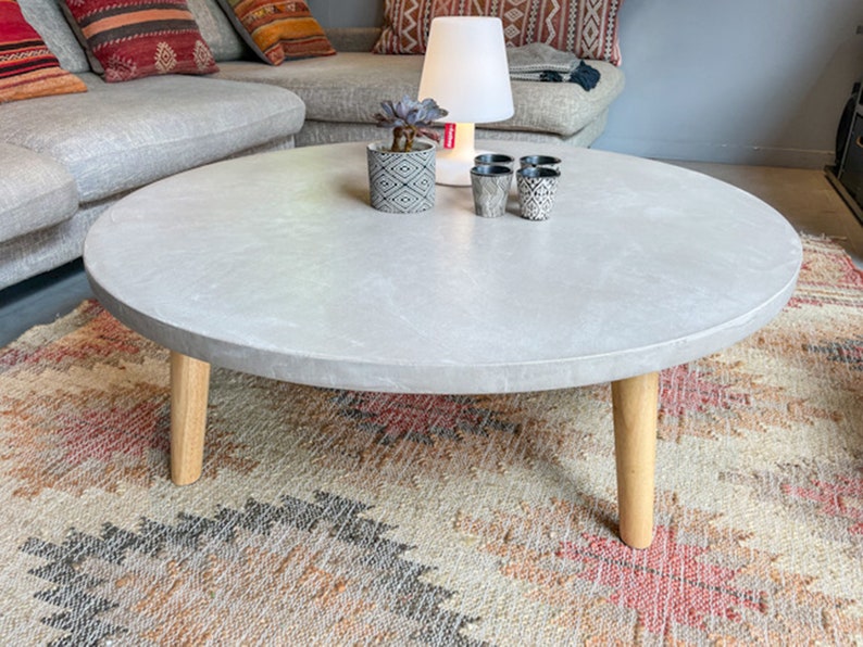 Table basse béton ciré ronde pieds compas bois – Image 6