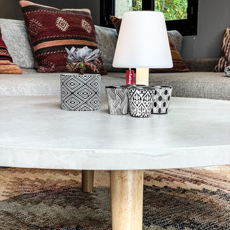 Table basse béton ciré ronde pieds compas bois – Image 7