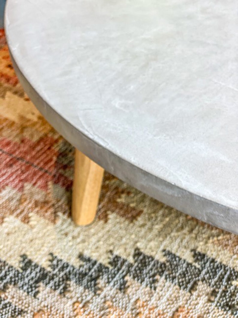 Table basse béton ciré ronde pieds compas bois – Image 4