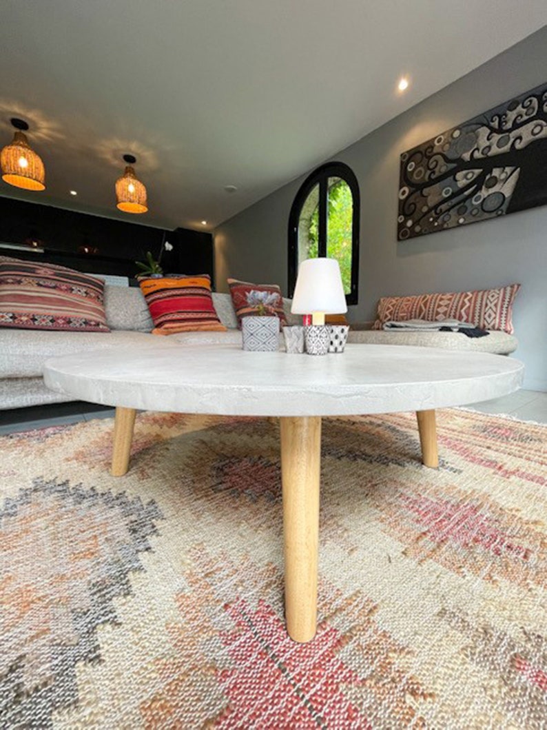Table basse béton ciré ronde pieds compas bois – Image 5