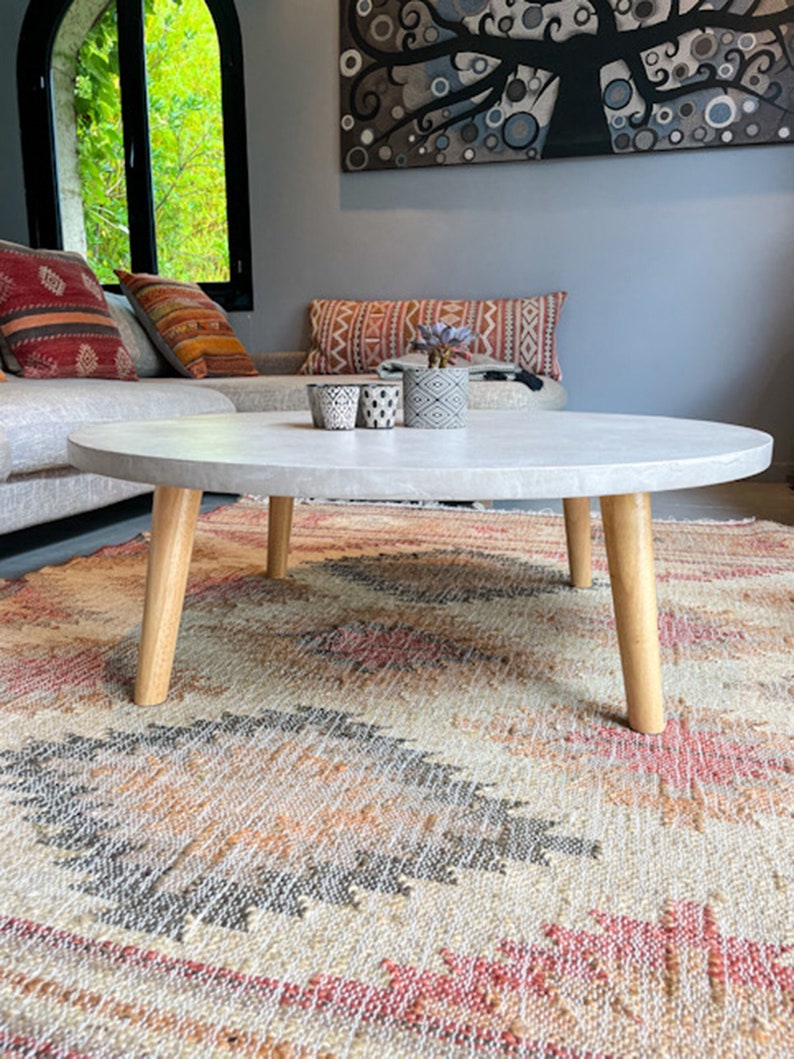 Table basse béton ciré ronde pieds compas bois – Image 3