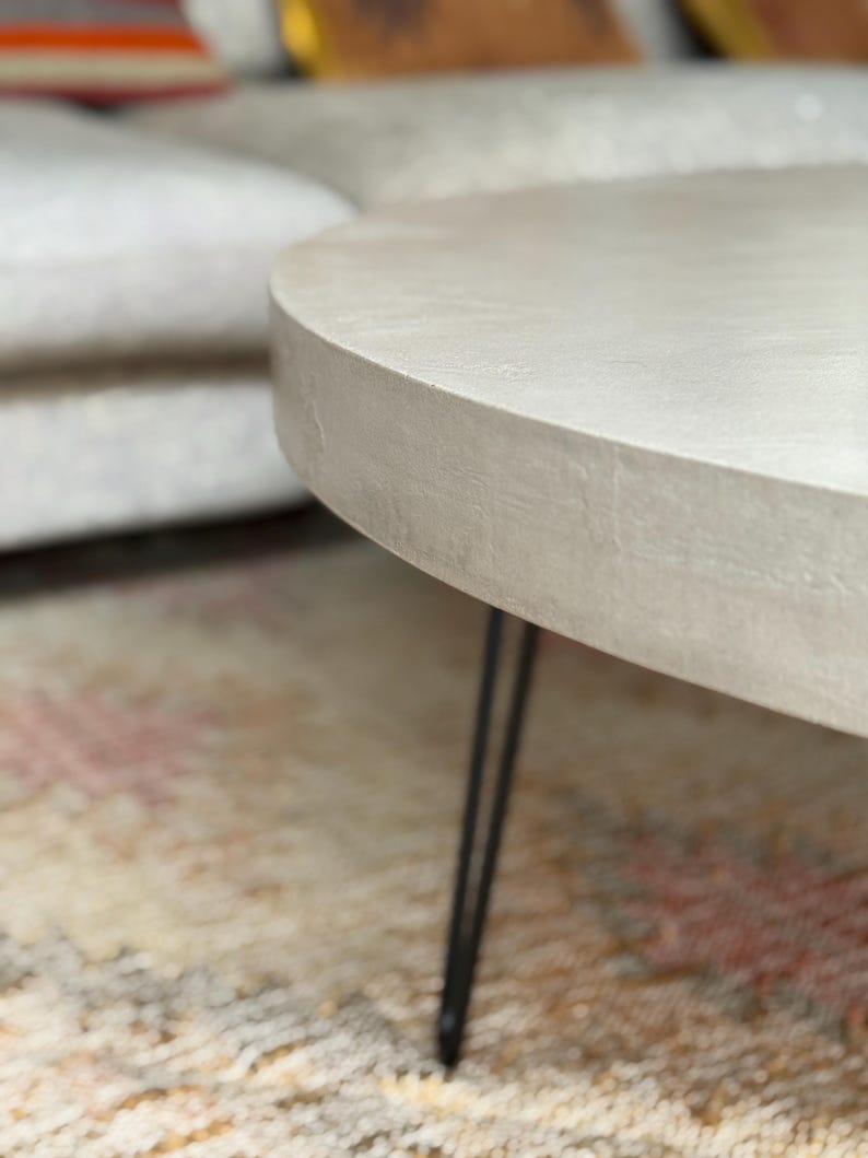 Table basse béton ciré ronde pieds compas bois – Image 9