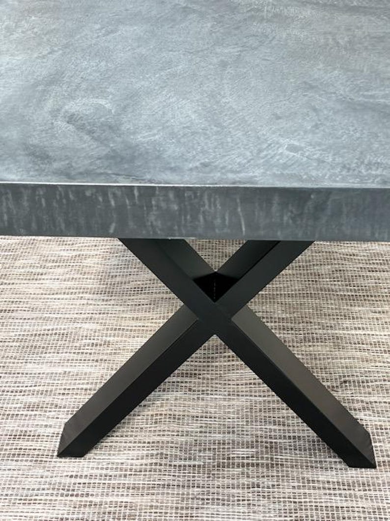 Table béton ciré pieds acier X – Image 14