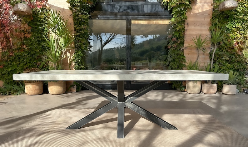 Table béton ciré pied Mikado métal – Image 6