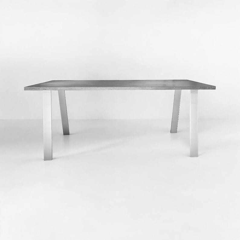 Table béton ciré pieds fer plats