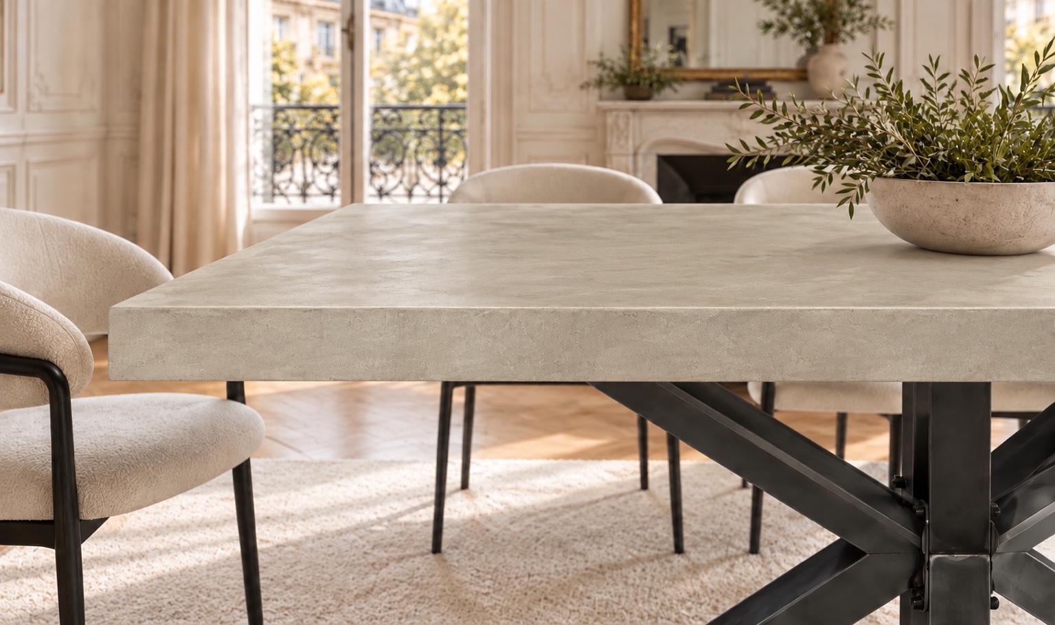 L’atelier Place est spécialisé dans la réalisation de mobilier d’intérieur<br />
sur mesure en béton ciré.<br />
Table béton ciré sur mesure, réalisée à la main et personnalisable.<br />
