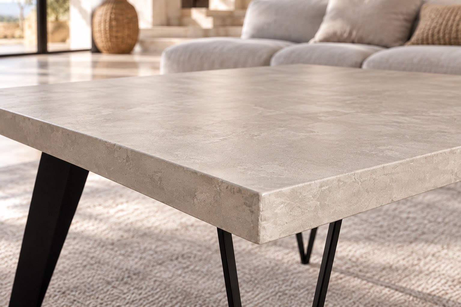 Détail du plateau en béton ciré beige de la table basse Cavalier